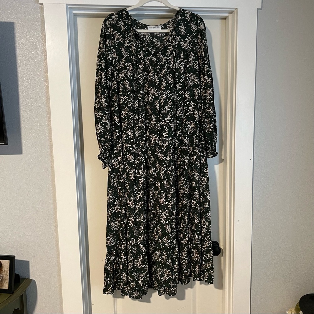 NWOT CJLA laurel dress in a forest green.